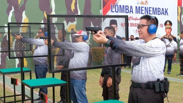 Sambut Hari Bhayangkara Ke-78, Polda Riau Gelar Lomba Menembak